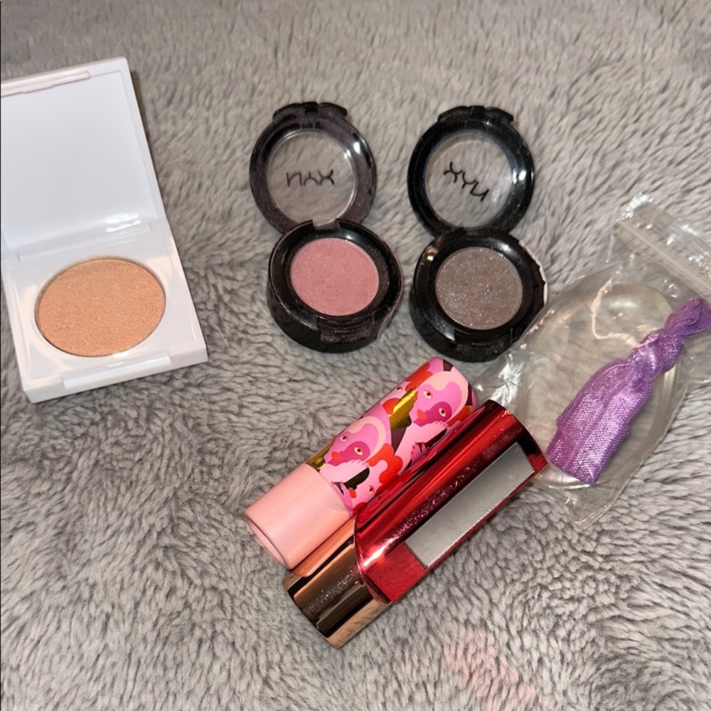 NYX Pink and Gray Eyeshadow Palette